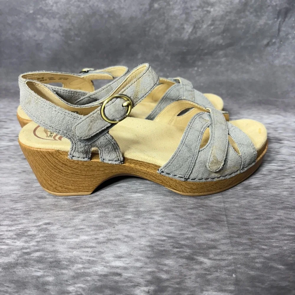 Dansko Season Wedge Sandals Womens Size 39 Gray Suede Gold Platform Buckle Strap